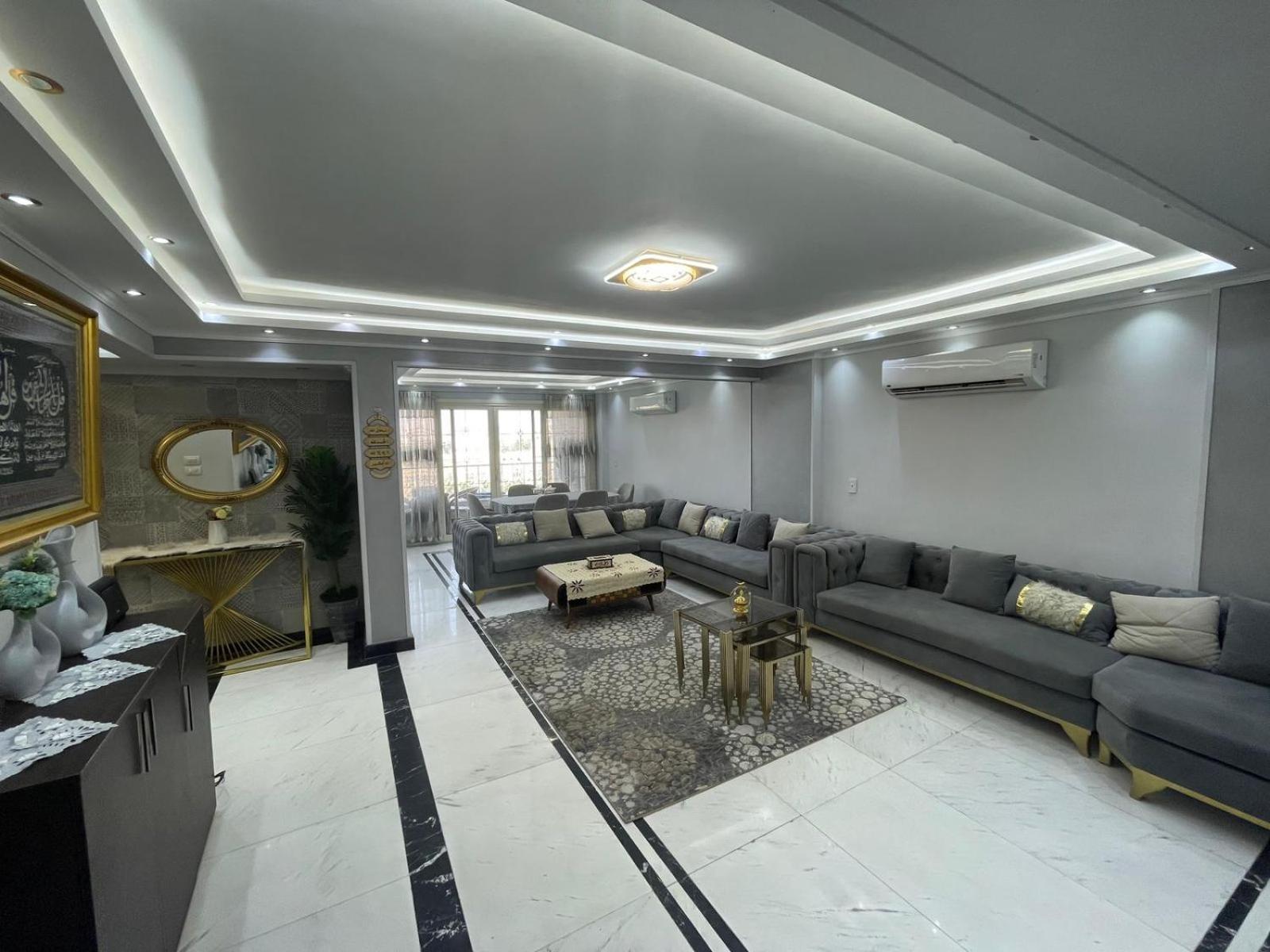 شقه علي النيل View كامل للنيل وبرج القاهره Apartment